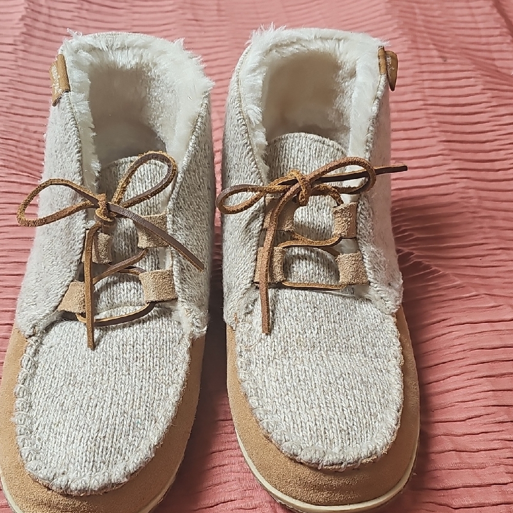 Minnetonka Women's Tan and Cream Winter Boots